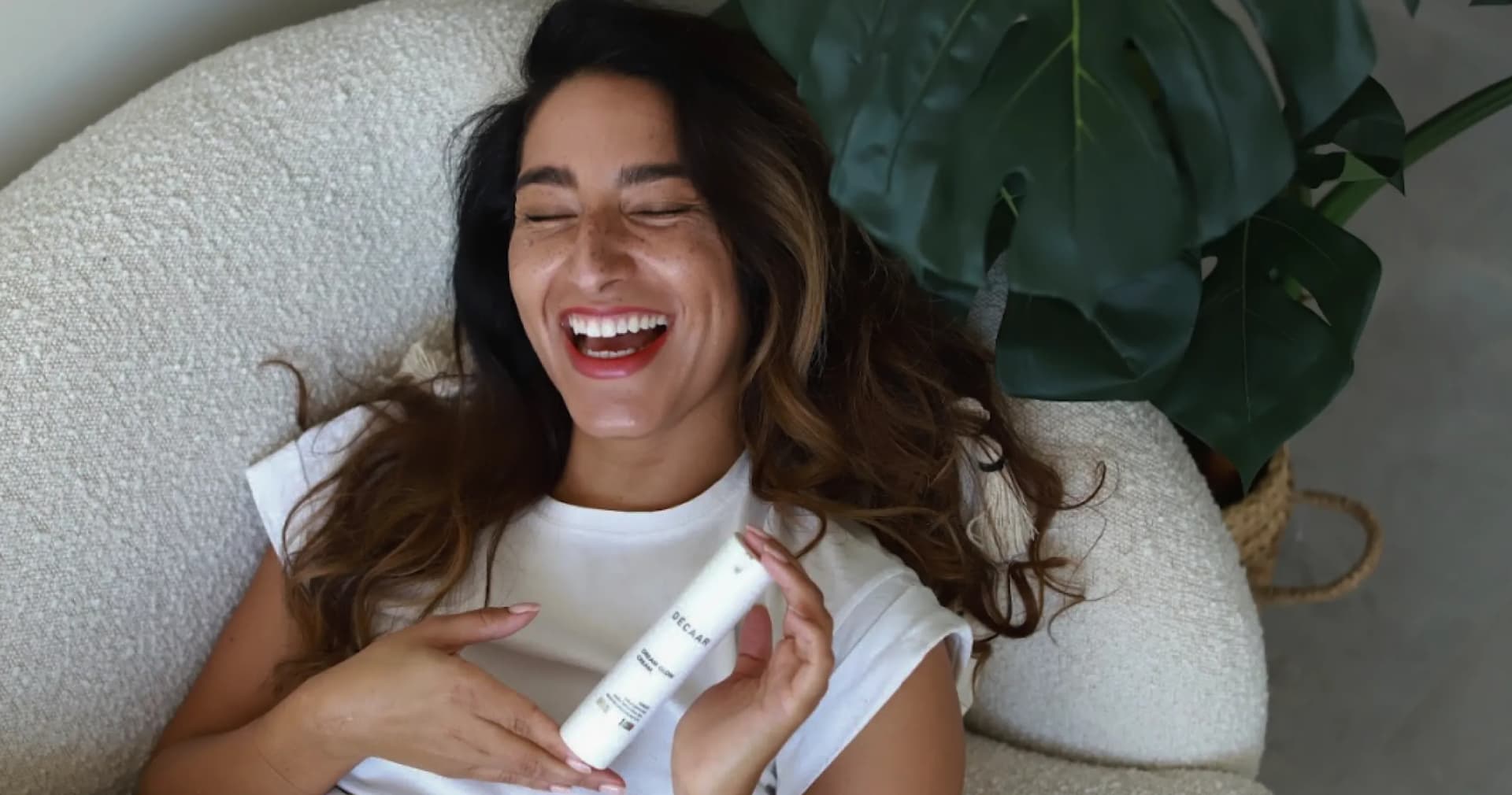 Klant lacht ontspannen met DÉCAAR product bij Zenn in the City